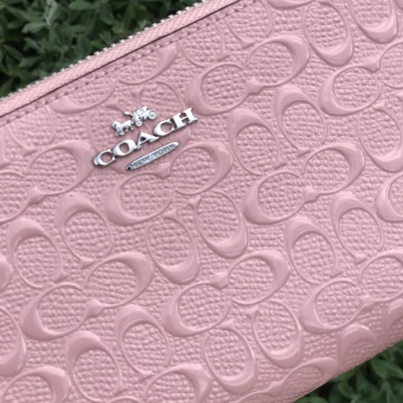 COACH  Accordian Zip Wallet  Pink Signature Leathe - Picture 2 of 5